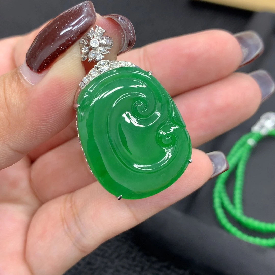 翡翠18K金镶嵌颈饰如意