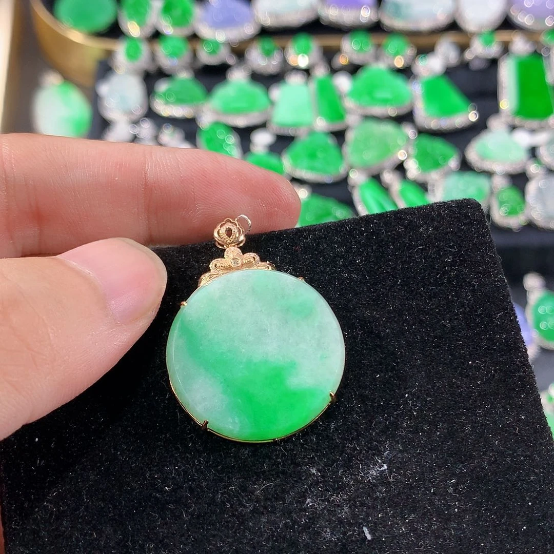 翡翠18K金镶嵌颈饰