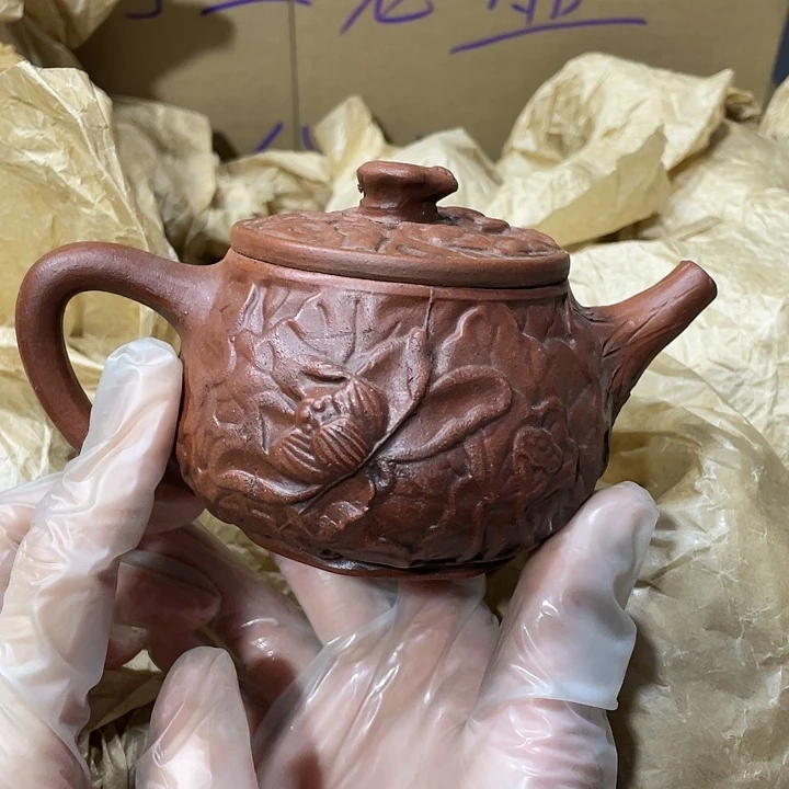 茶壶紫砂原矿泥料，手工制作的一把紫砂壶。