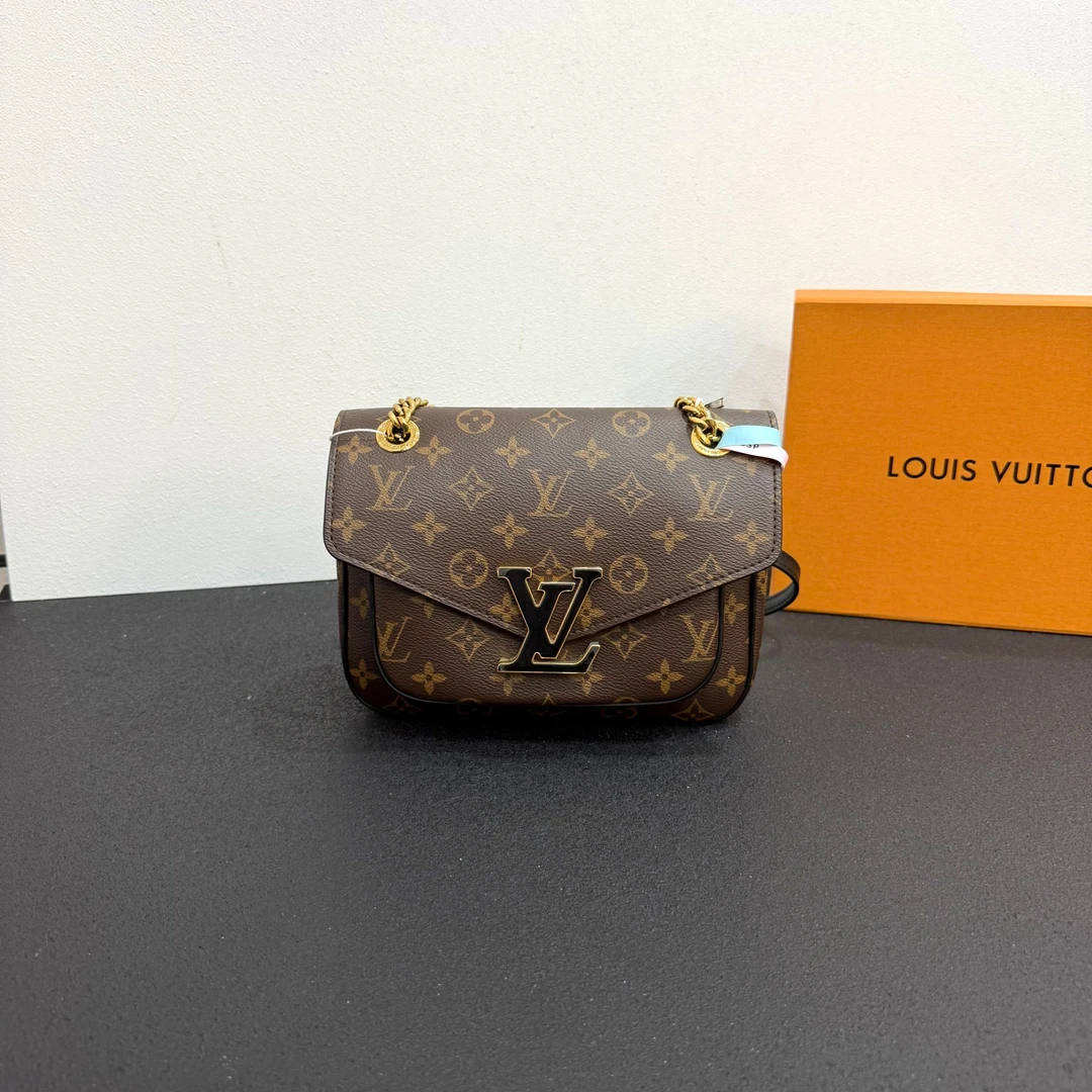 未使用 LouisVuitton/路易威登 壹所奢品/passy邮差包单肩闲置