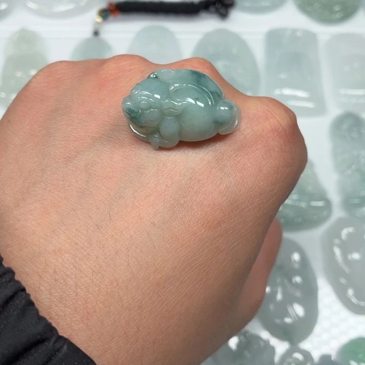 翡翠未镶嵌颈饰金蟾