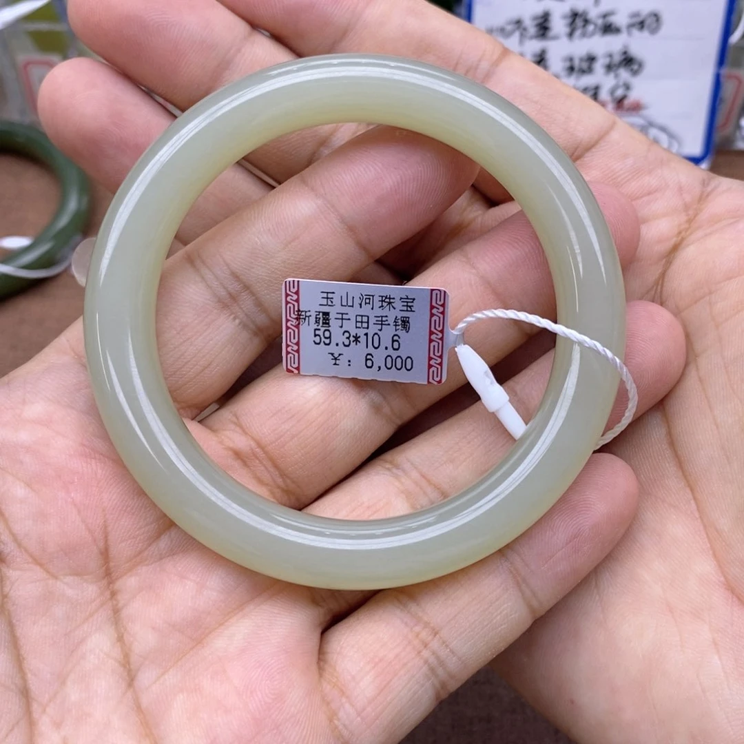 和田玉手镯未镶嵌?**壮