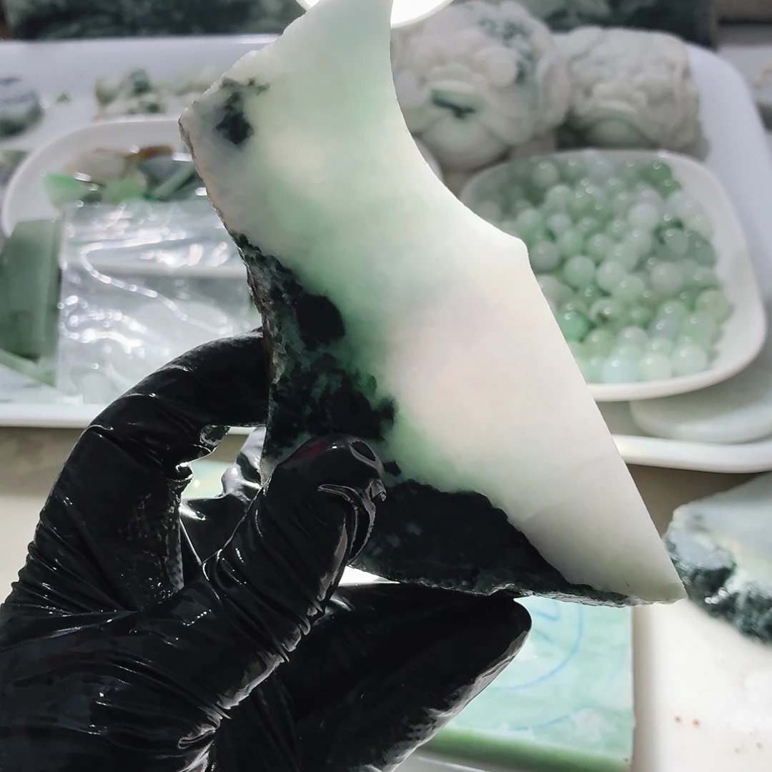 翡翠未镶嵌颈饰边角料