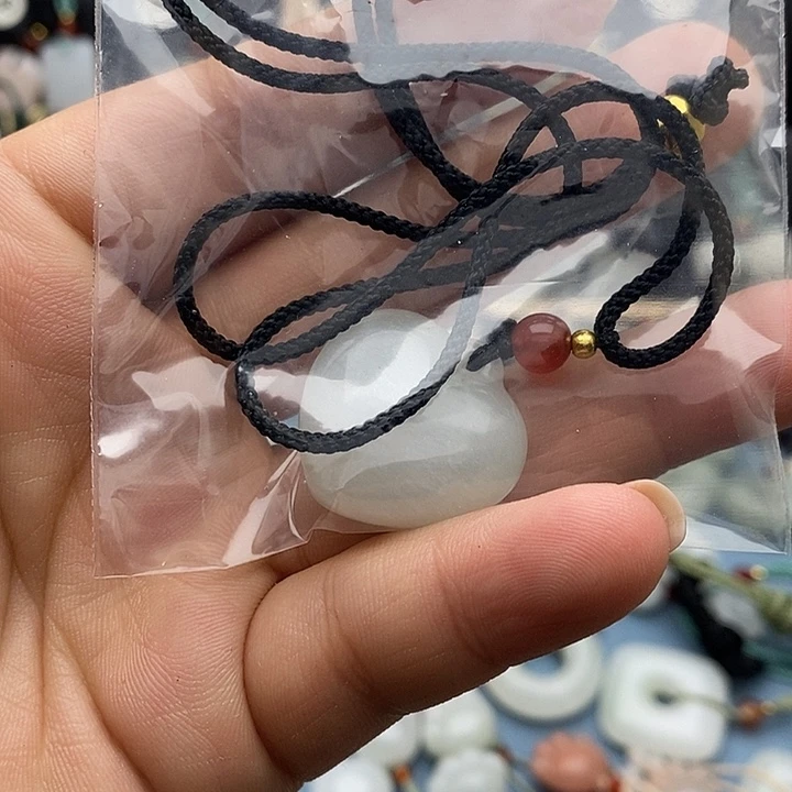 翡翠未镶嵌颈饰鶴*?