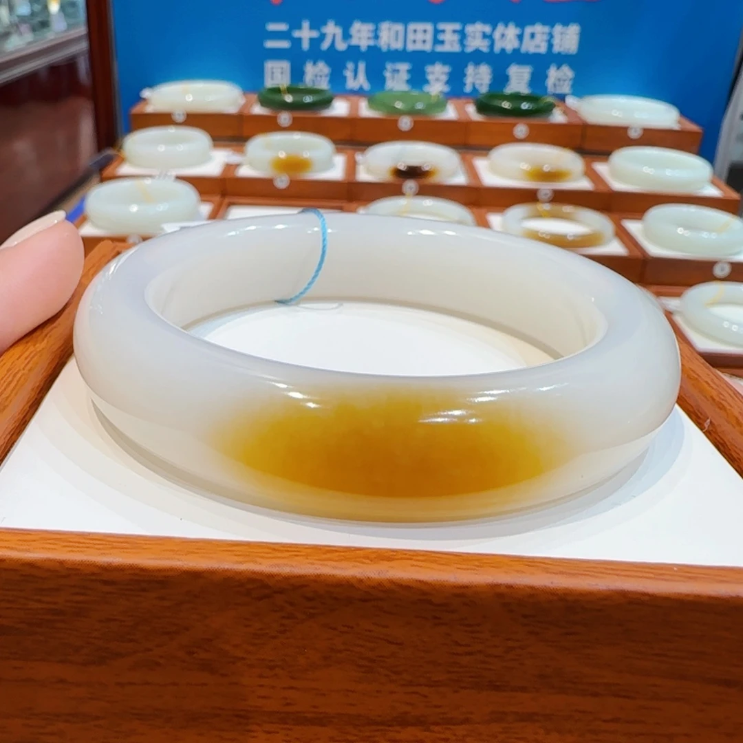 庆***花和田玉未镶嵌手镯