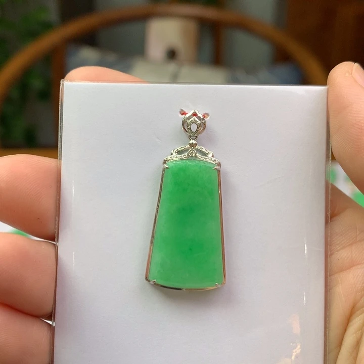 翡翠18K金镶嵌颈饰翡翠吊坠