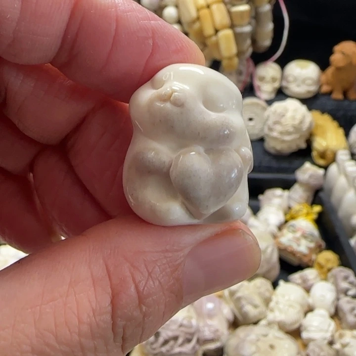 非金属配饰鹿角雕刻小兔子