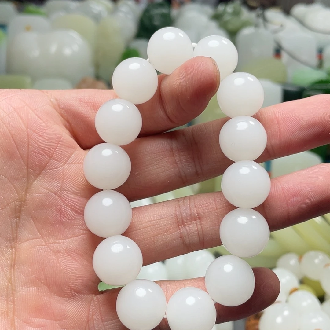 天然新疆羊脂白手串质地细腻高端大气奢华