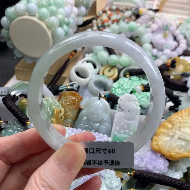 翡翠手镯未镶嵌吊坠