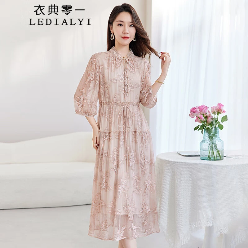 杭州大牌真丝重工刺绣连衣裙女木耳边系带V领气质妈妈显瘦桑蚕丝