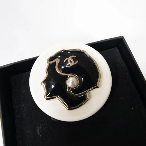 Chanel 黑色头像亚克力胸针