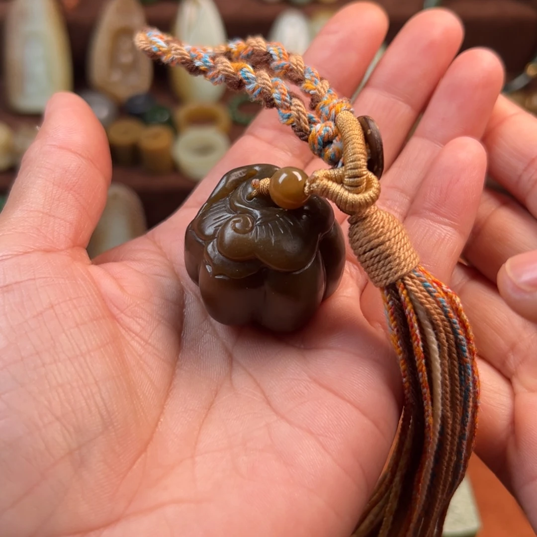 赵***媛和田玉未镶嵌颈饰