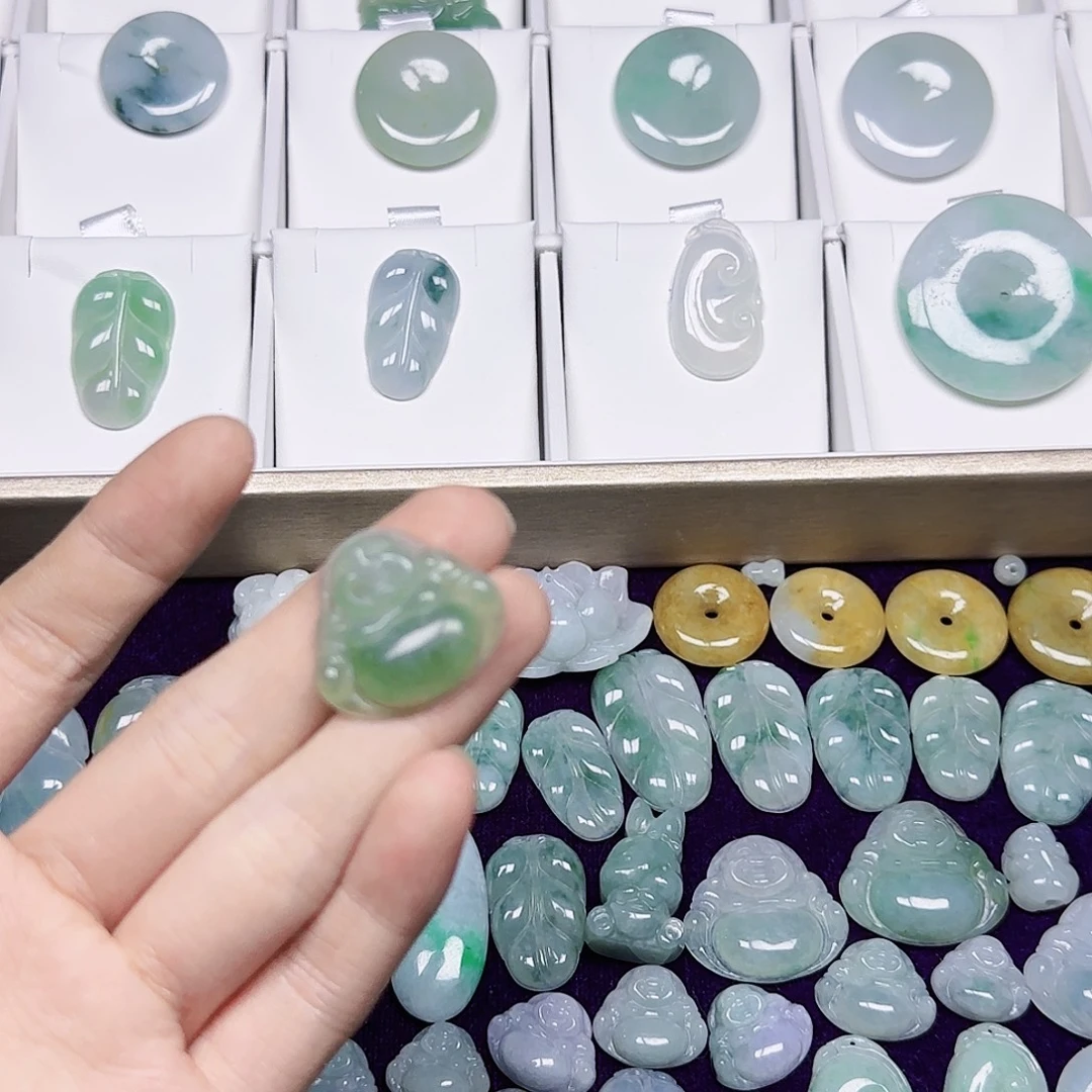 朱***迪翡翠未镶嵌颈饰翡翠