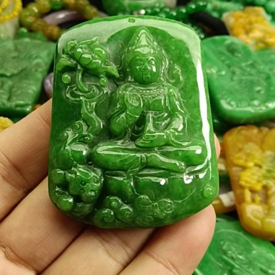 翡翠颈饰未镶嵌小*姐