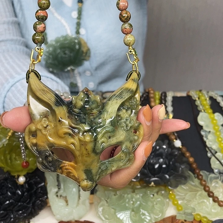 蛇纹石玉未镶嵌颈饰