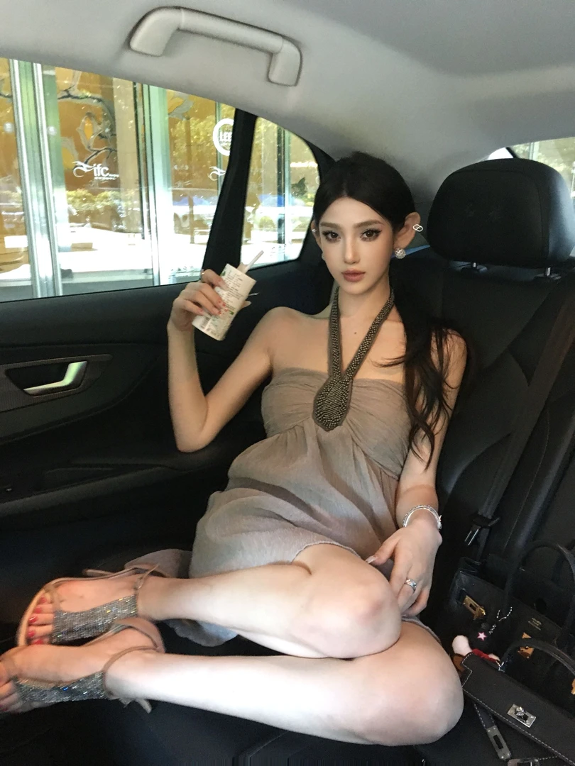 ChiclyNana  法式温柔风抹胸连衣裙性感镶珠重工挂脖雪纺纯色短裙