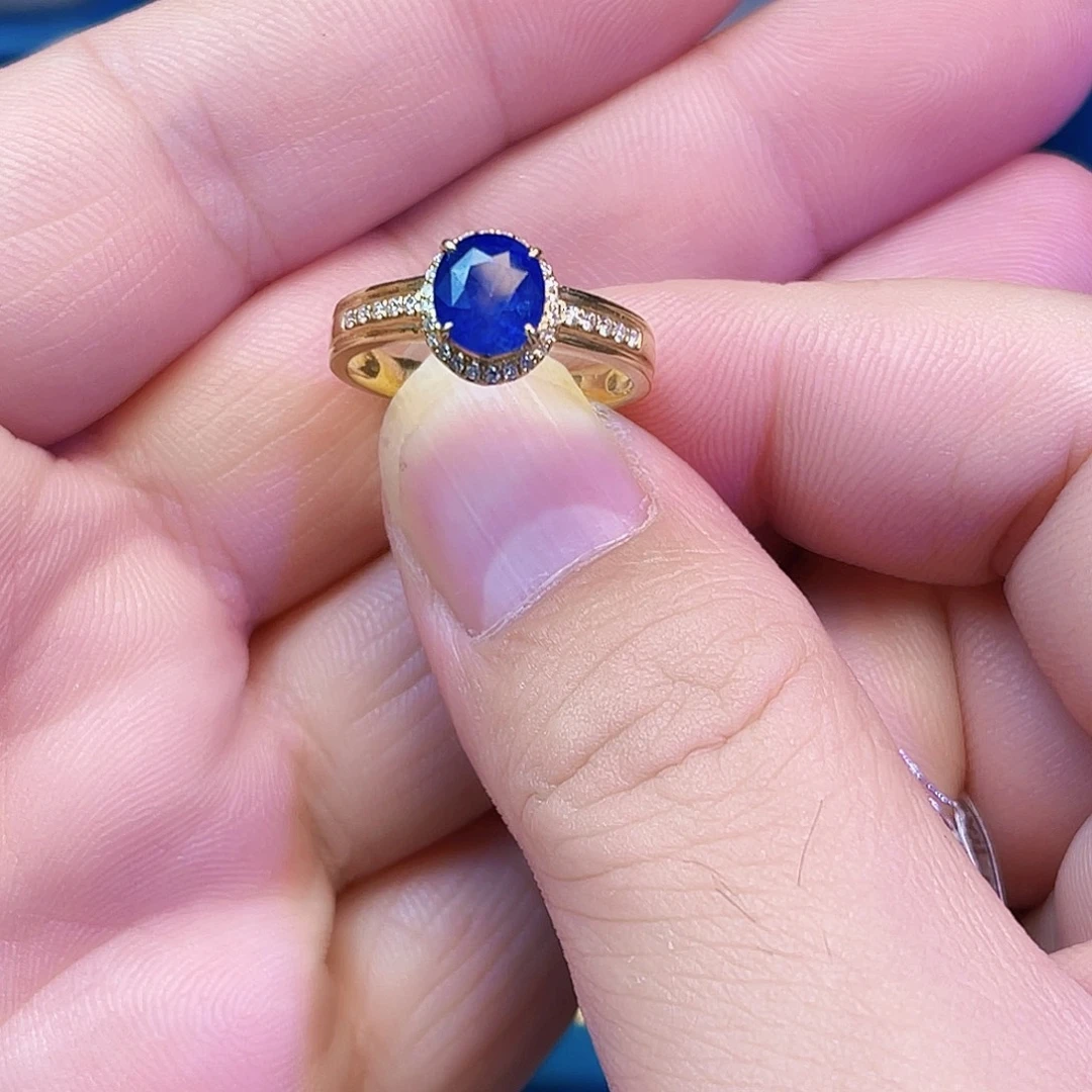 18K金镶嵌戒指蓝宝石主石2.13克拉