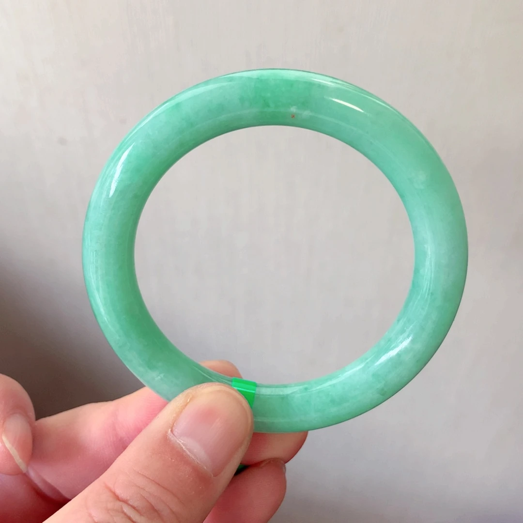 翡翠手镯未镶嵌缅甸翡翠，圆条