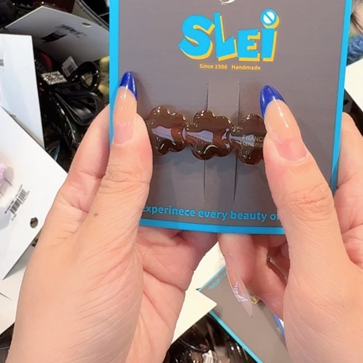 两个小花鸭嘴夹棕色