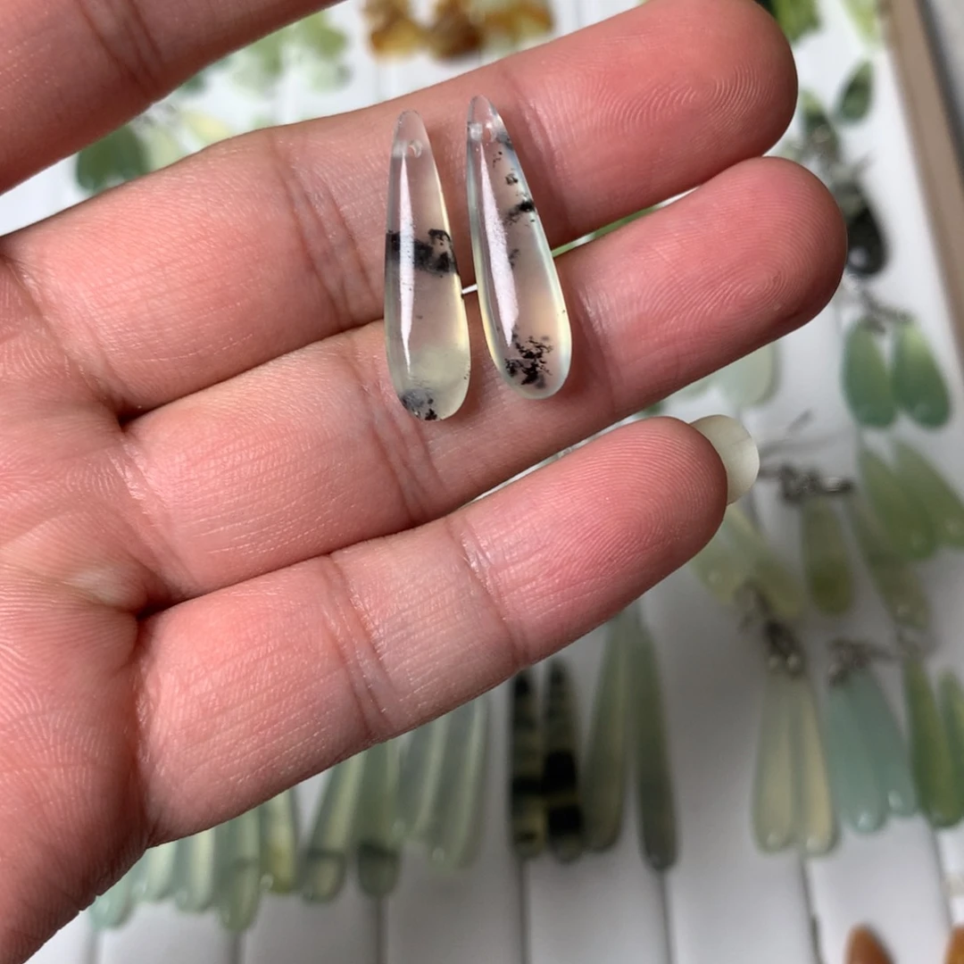 蛇纹石玉耳环未镶嵌你****尾