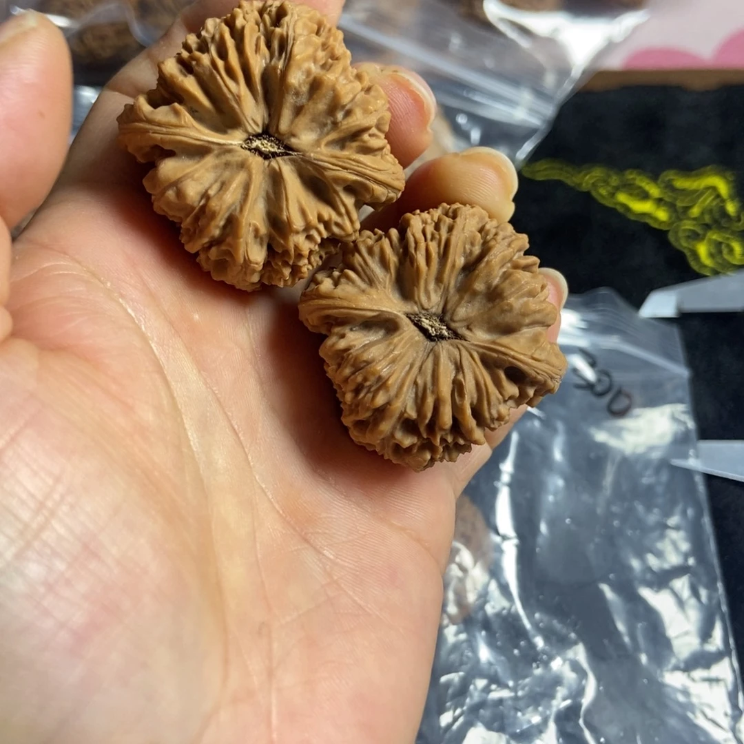 吊坠桃核三角南疆石150