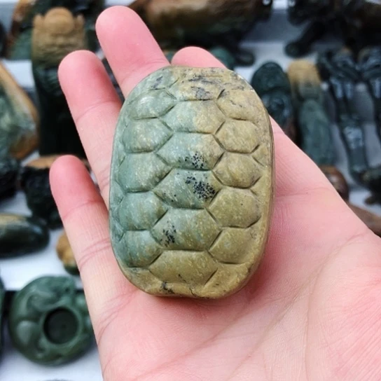 未镶嵌岫岩河磨玉（透闪石质玉）把件