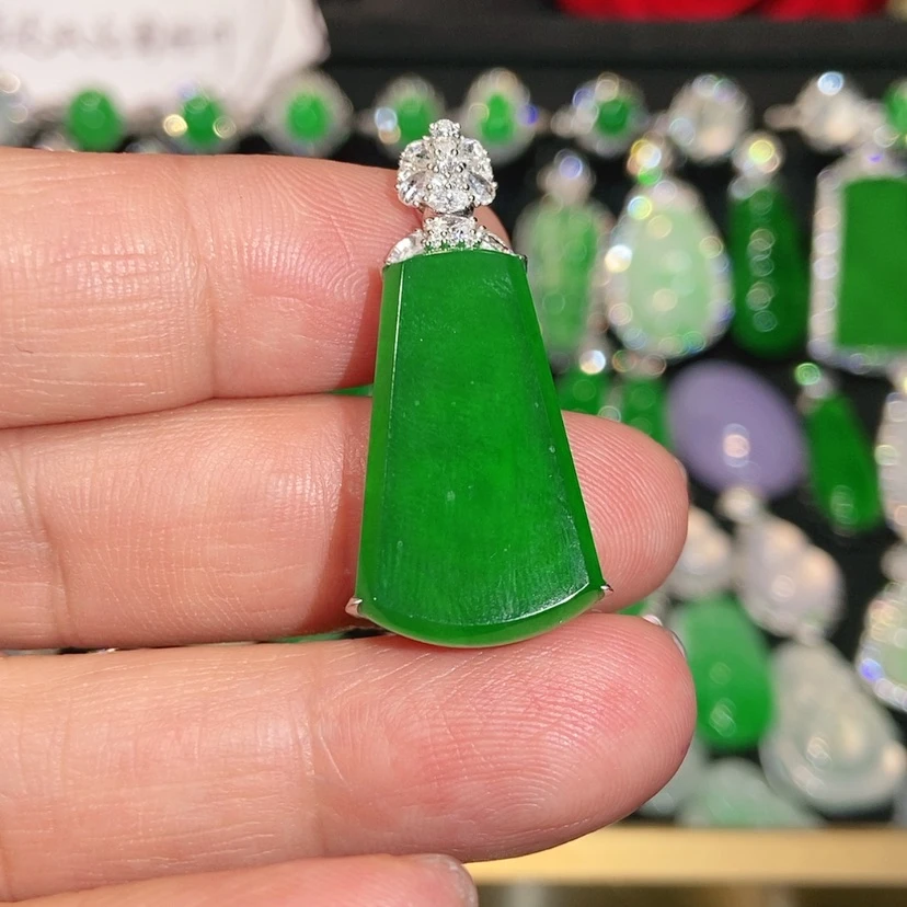 【闪购商品】颈饰18K金镶嵌翡翠天然翡翠