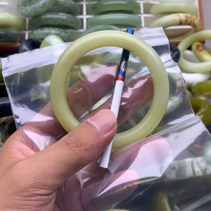 江***液未镶嵌蛇纹石玉手镯