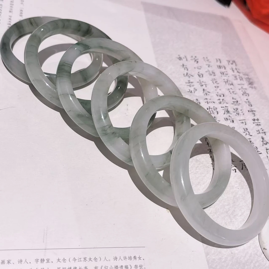 《铁头老猪》天然石英岩天山翠手镯正圈多样性发其一