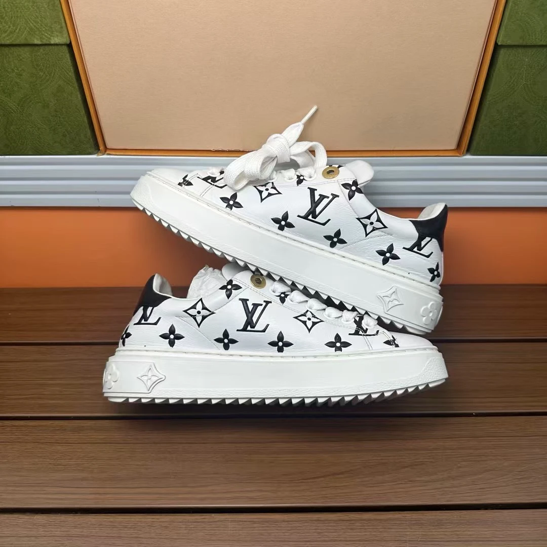 95新 LouisVuitton/路易威登 板鞋/ time out 满印浮雕 黑白/35码