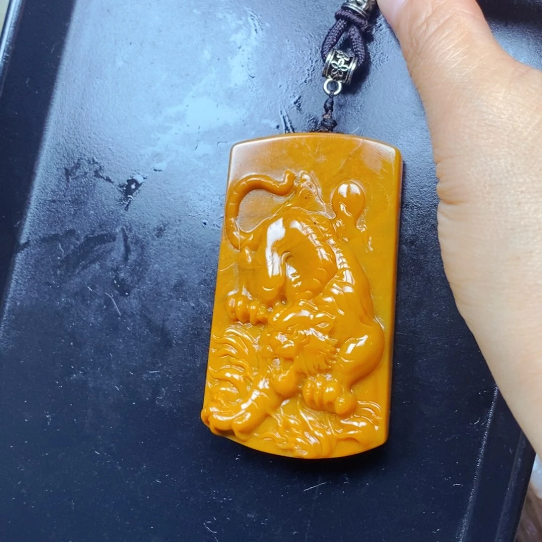 石英质玉（黄龙玉）未镶嵌颈饰