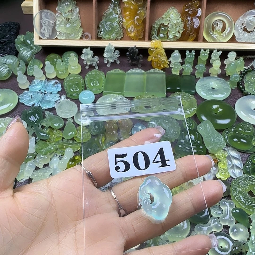 张***晴蛇纹石玉未镶嵌岫玉吊坠