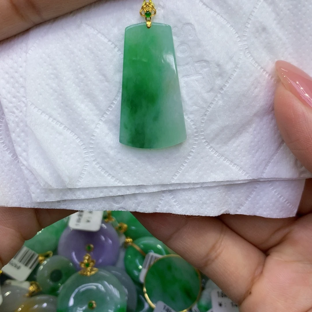 颈饰18K金镶嵌翡翠