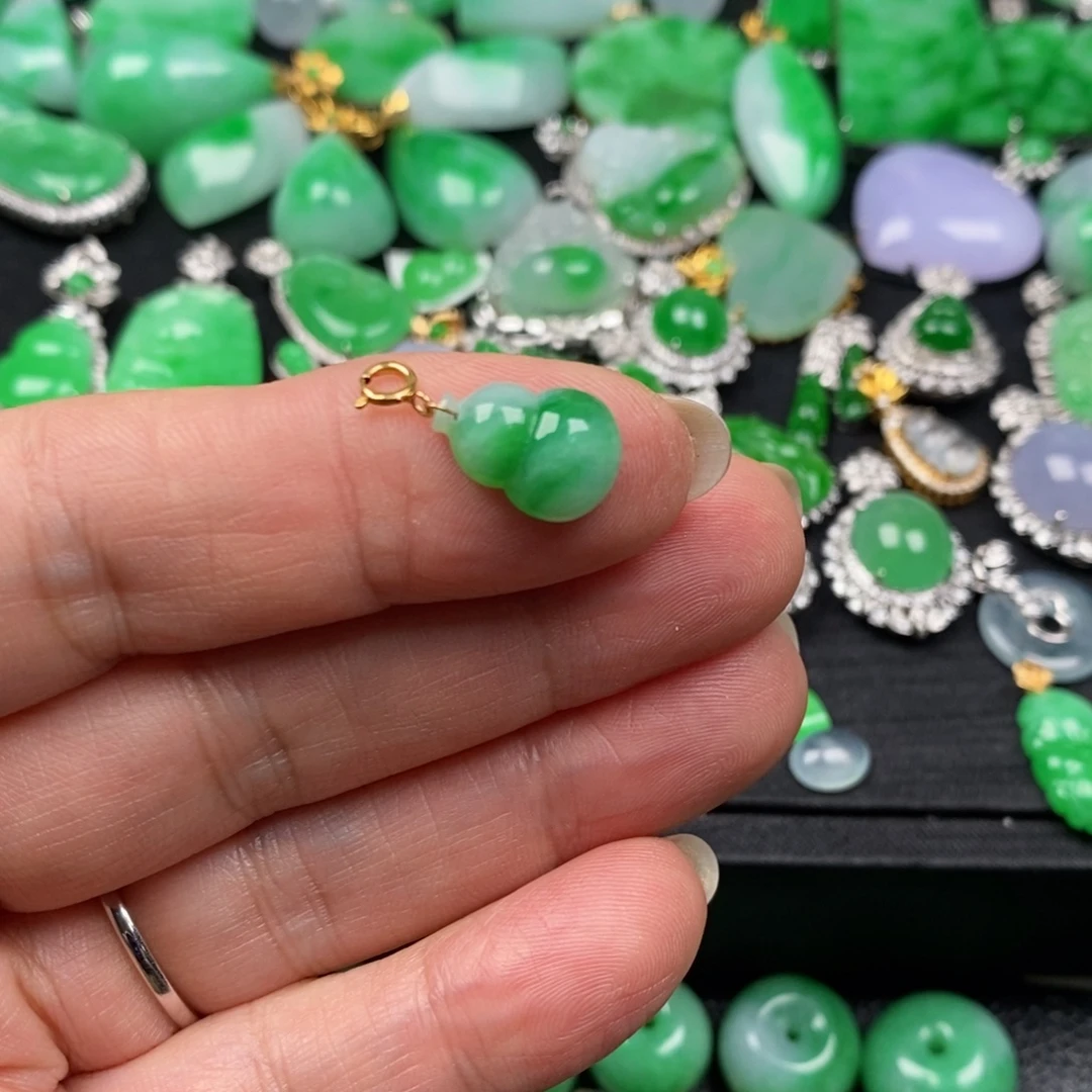 嫩***草翡翠18K金镶嵌颈饰