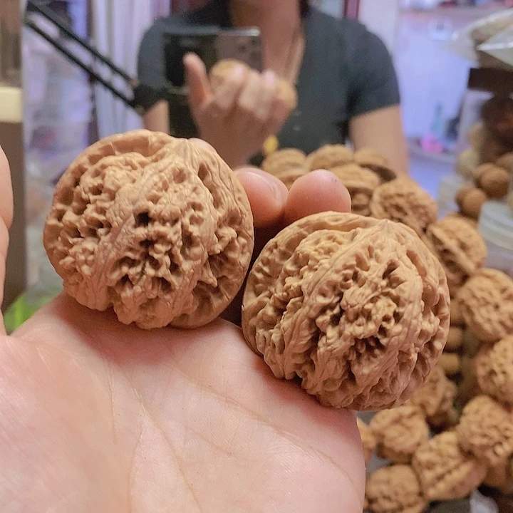 【闪购商品】文玩核桃把件45粗筋黄水尖