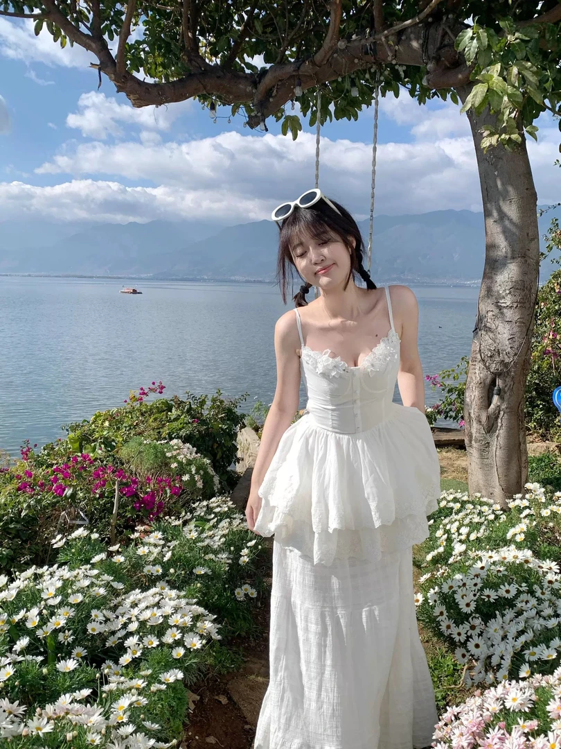 法式复古白色木耳边吊带连衣裙女夏不规则设计感小众下摆叠穿长裙