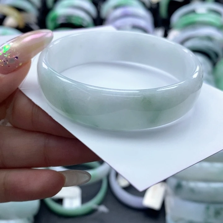 翡翠未镶嵌手镯公主