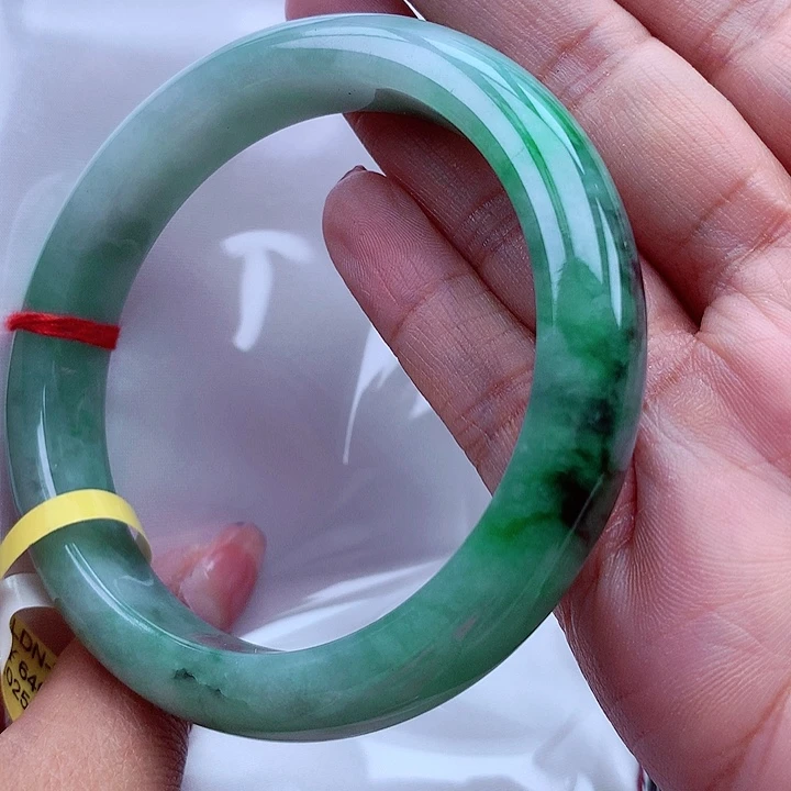 翡翠手镯未镶嵌翡翠