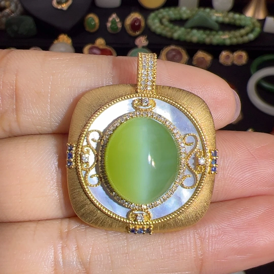 和田玉（碧玉）黄金猫眼蛋面设计款吊坠18K金镶嵌
