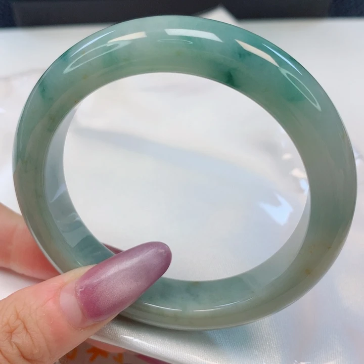翡翠手镯未镶嵌56圈