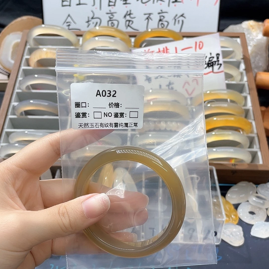 姐***靓玛瑙/玉髓手镯未镶嵌