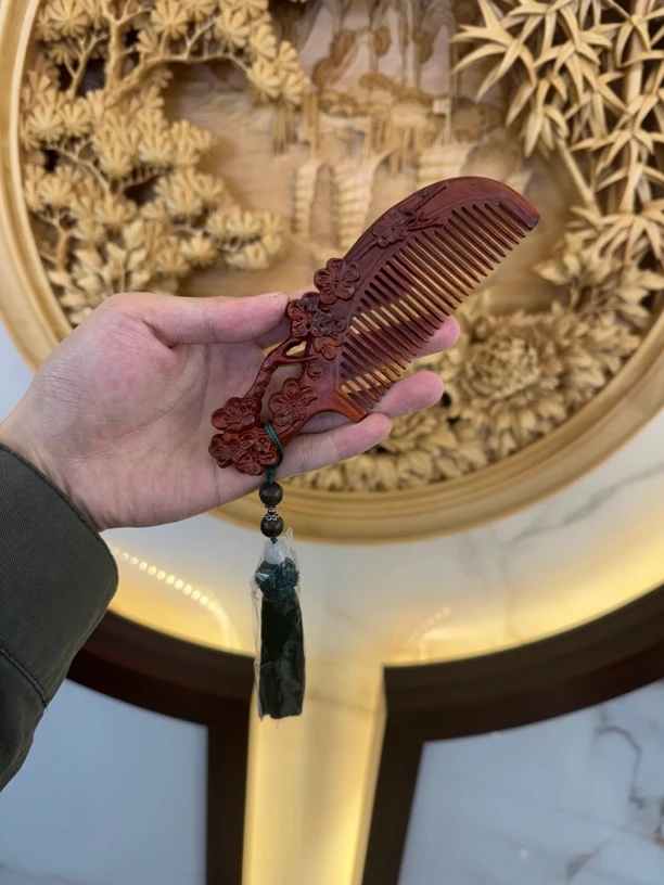 小叶紫檀桃花梳子