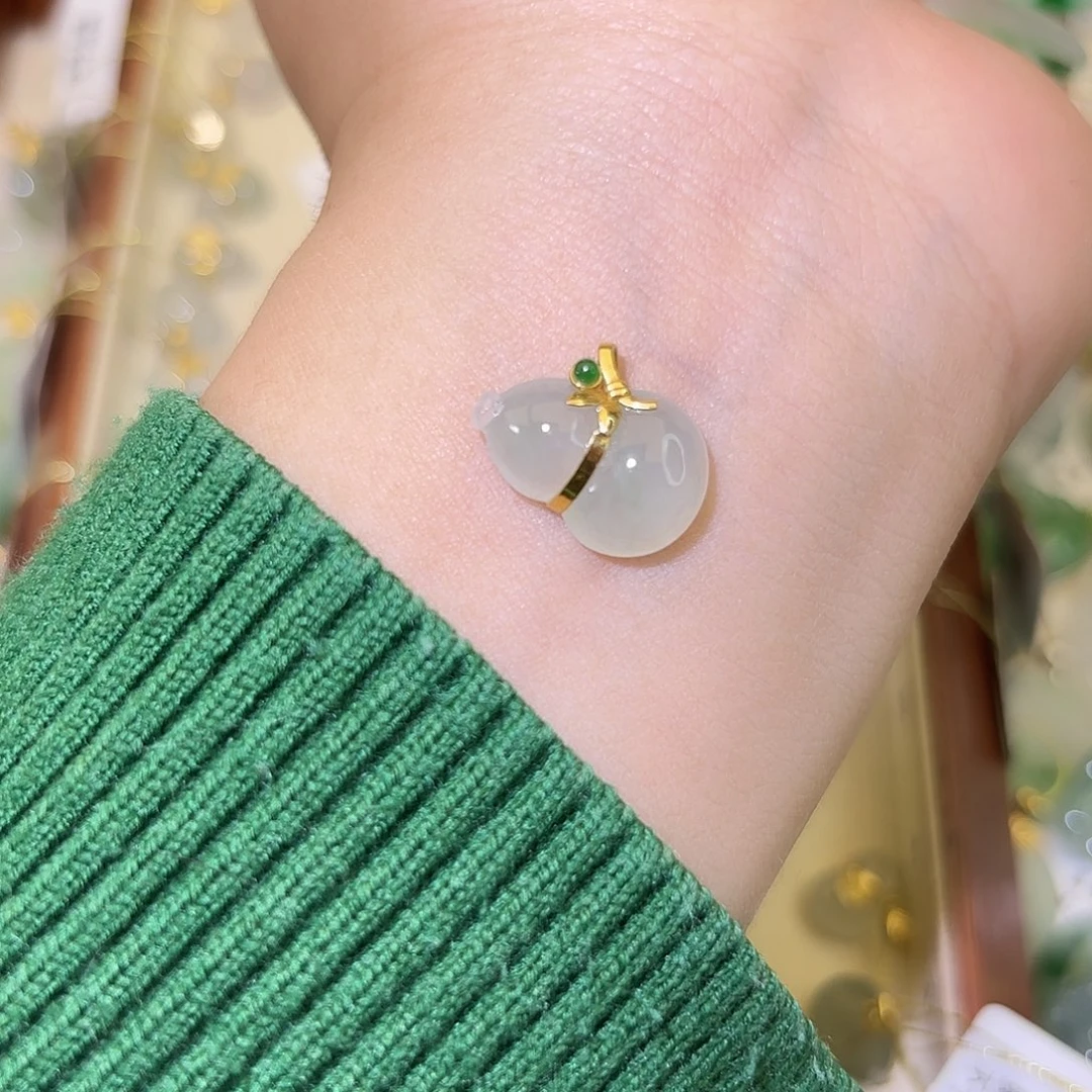 n***a翡翠18K金镶嵌颈饰葫芦