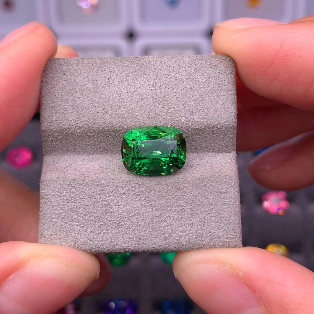 珠宝半成品未镶嵌石榴石（沙弗莱）4.13ct卡扎尼绿