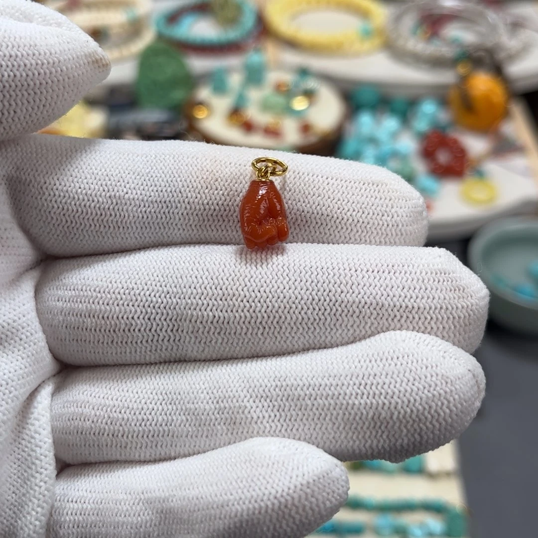 南红玛瑙未镶嵌雕刻件大权在握（滴流）