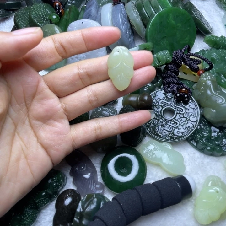 ****i和田玉未镶嵌颈饰