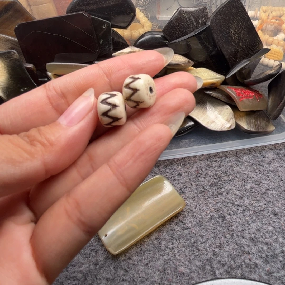 子***着鹿骨手串/手链驼骨84，打包