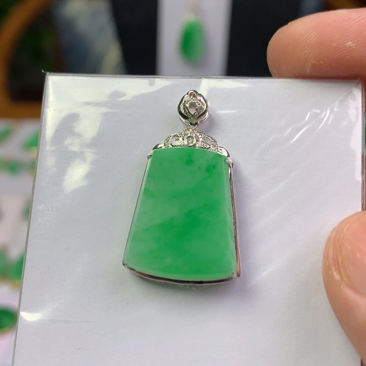 颈饰18K金镶嵌翡翠