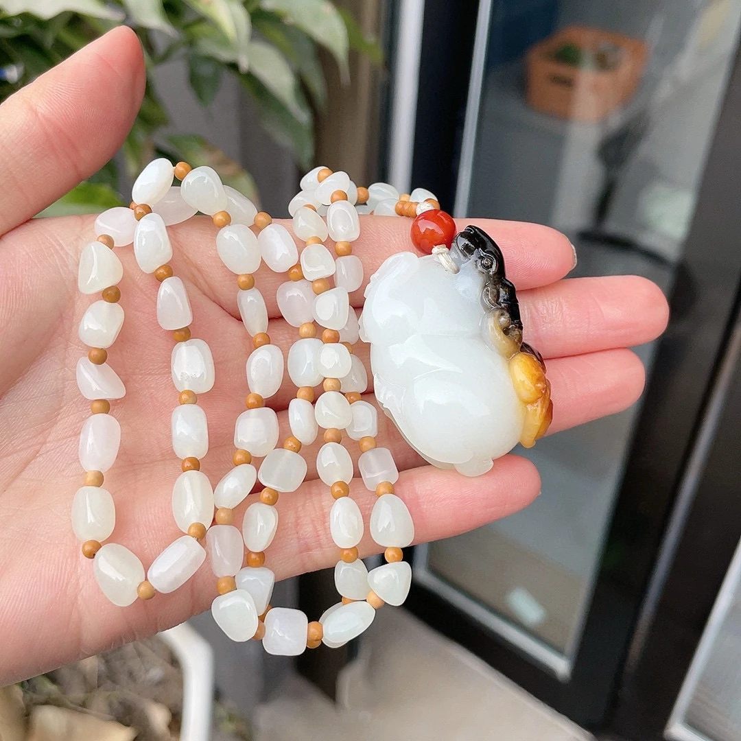 269276玉美人小程俄罗斯和田玉黑皮黄油皮白肉三色一体链羊挂件