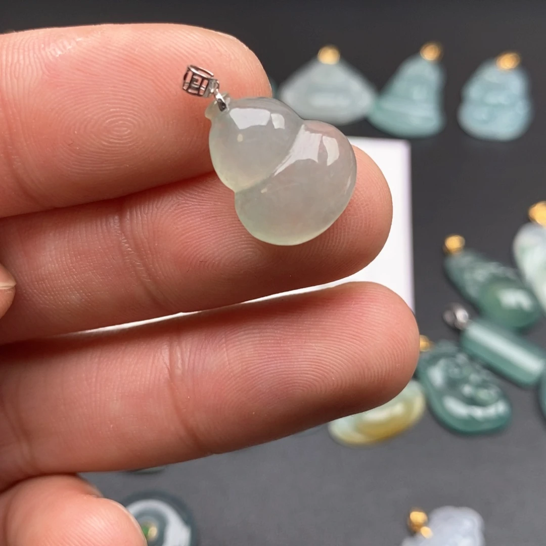 颈饰18K金镶嵌翡翠